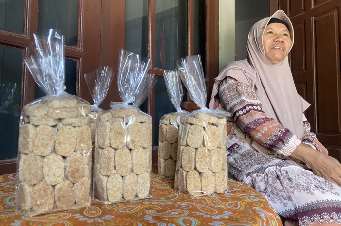 LEGENDARIS: Nur Khoiroh, pembuat kue sagon di Desa Padurenan, Gebog, Kudus, memperlihatkan jajan yang dibuatnya itu di rumahnya kemarin.