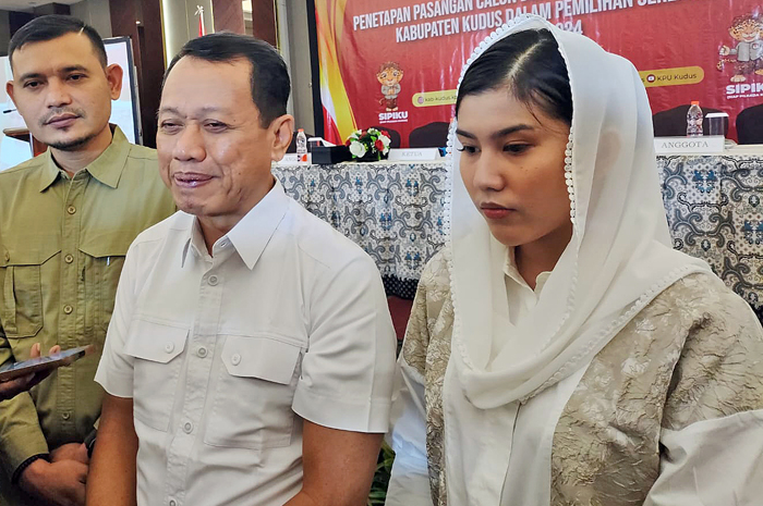 BERI PERNYATAAN: Wakil Bupati Kudus terpilih Bellinda (kanan) bersama Bupati terpilih Sam&rsquo;ani memberikan keterangan usai rapat pleno KPU kemarin.