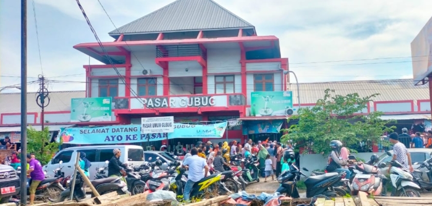 RELOKASI: Para pedagang Pasar Umum Gubug yang terdampak kebakaran pada November lalu mulai direlokasi ke Pasar Darurat yang terletak di lapangan Desa Gubug.