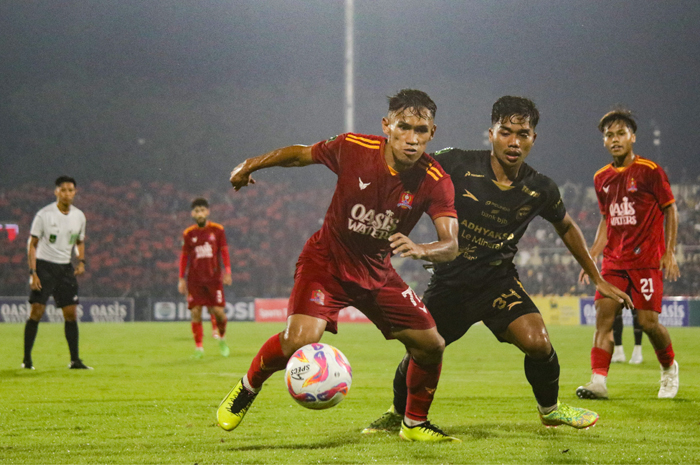 ALL OUT: Rizky Hidayat, penggawa Persijap berebut bola dengan penggawa Adhyaksa FC dalam laga lanjutan Liga 2 di Stadion GBK Jepara Minggu (5/1) lalu.