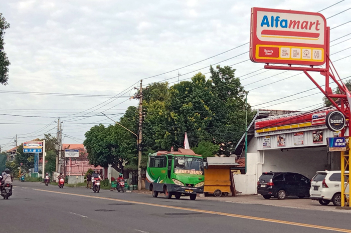MENJAMUR: Pengendara melewati deretan toko modern di Jalan Pantura Kabupaten Rembang.