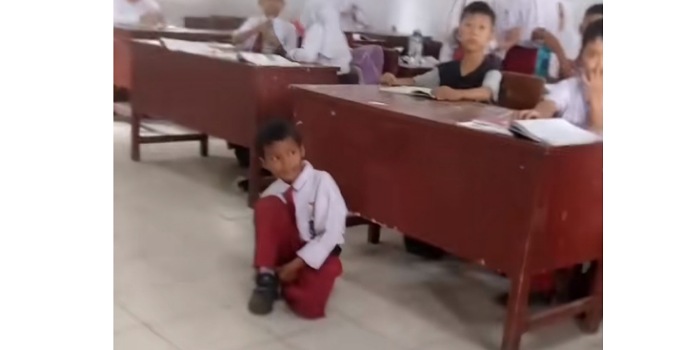 Siswa SD kelas 4 dihukum belajar di lantai (Tangkapan layar tiktok @buletinmedan / Video dari ibu siswa)