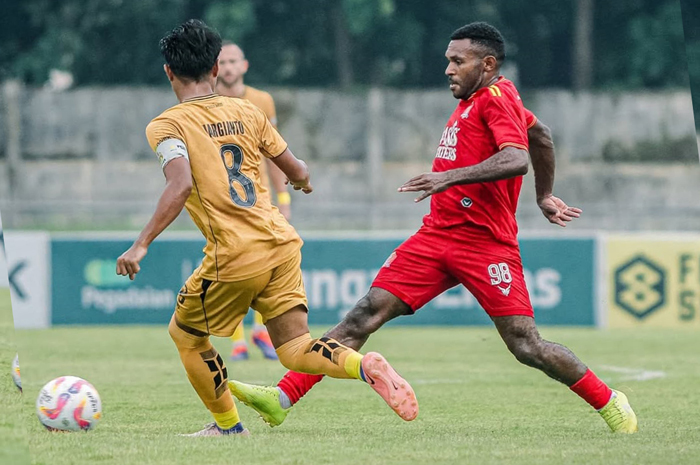 TAKLUK: Penggawa Persijap beradu dengan penggawa Bhayangkara PResisi Fc pada laga pamungkas babak pendahuluan Liga 2 di Stadion Trisanja Tegal, Sabtu (11/1).