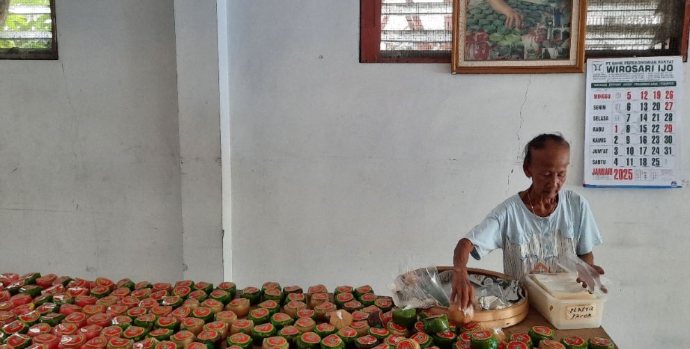 KUE KERANJANG: Salah satu perajin kue keranjang di Grobogan saat menata kue.