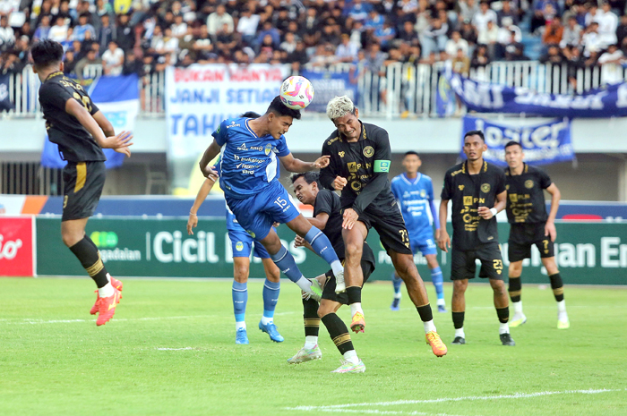LANGKAH BERAT: Bek Persiku Jajang Mulyana (kanan) berduel dengan pemain PSIM Jogja belum lama ini.