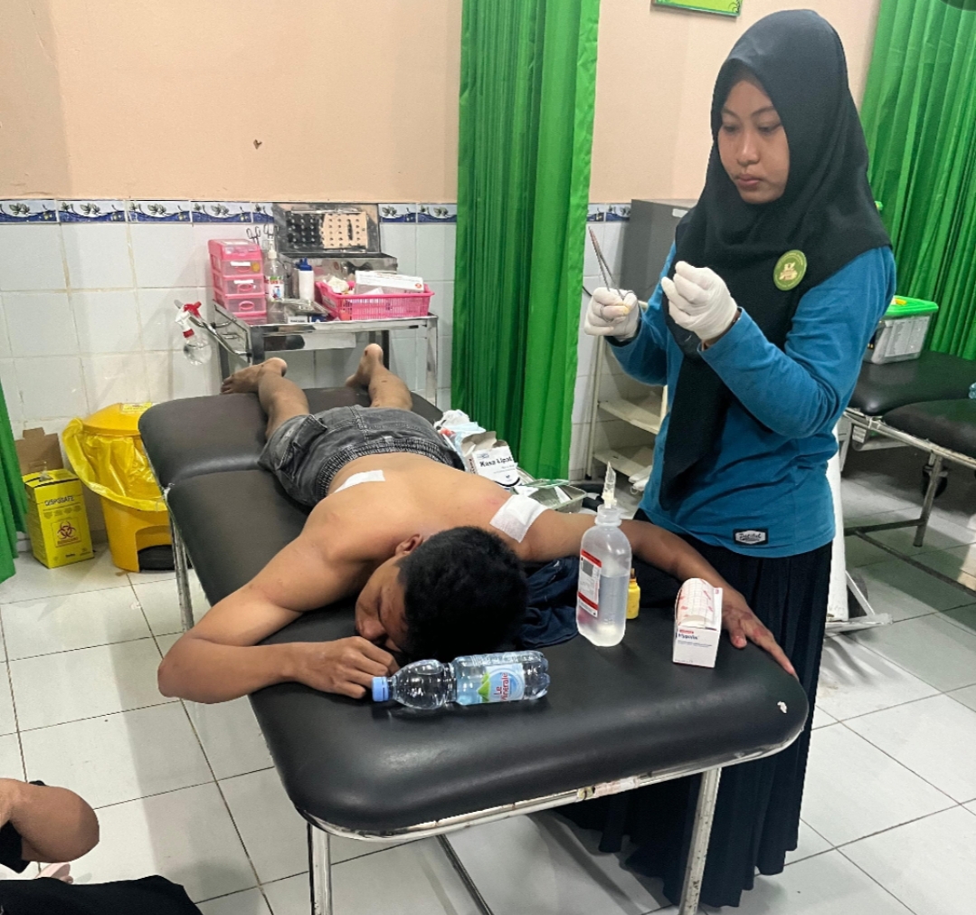 TEPAR: Salah seorang korban pembacokan oleh kelompok gangster di Jalan Pati &ndash; Juwana mendapatkan perawatan medis di Puskesmas Jakenan, Pati pada Minggu, 12 Januari 2024.