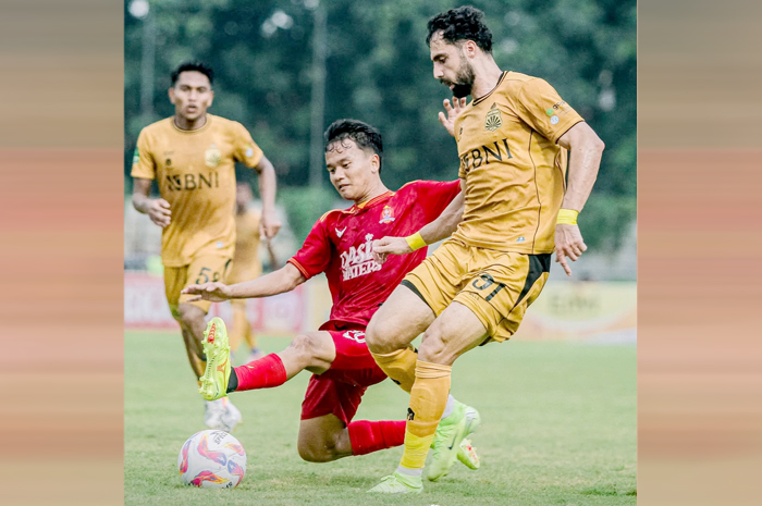 LAWAN BERAT: Punggawa Persijap Jepara beradu dengan punggawa Bhayangkara Presisi FC dalam lanjutan Liga 2 di Stadion Trisanja Tegal Sabtu (11/1) lalu.