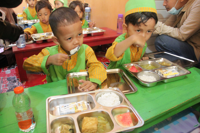 LAHAP: Peserta didik di salah satu kelompok bermain di Kudus menikmati sajian makan bergizi gratis yang didistribusikan dari dapur hybrid.