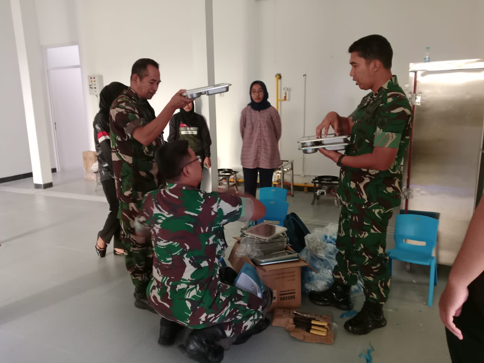 MENGECEK: Dandim 0717/Grobogan Letkol Kav Barid Budi Susila (kanan) beserta perwira Kodim 0717/Grobogan saat mengecek peralatan dapur umum di Dusun Pusang, Kelurahan/Kecamatan Grobogan, Jawa Tengah.