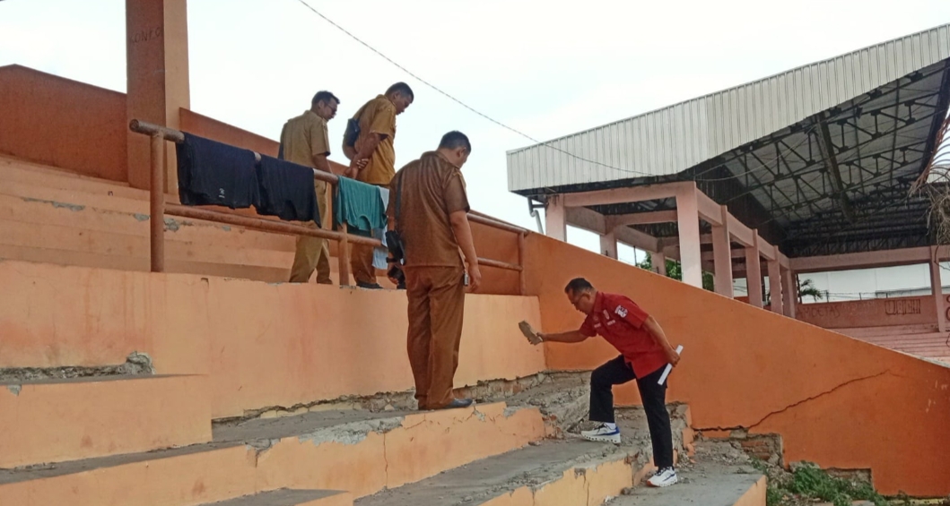 PENGECEKAN: Tim dari Polda Jawa Tengah melakukan risk assessment terhadap Stadion Krida Rembang pada Senin (13/1).