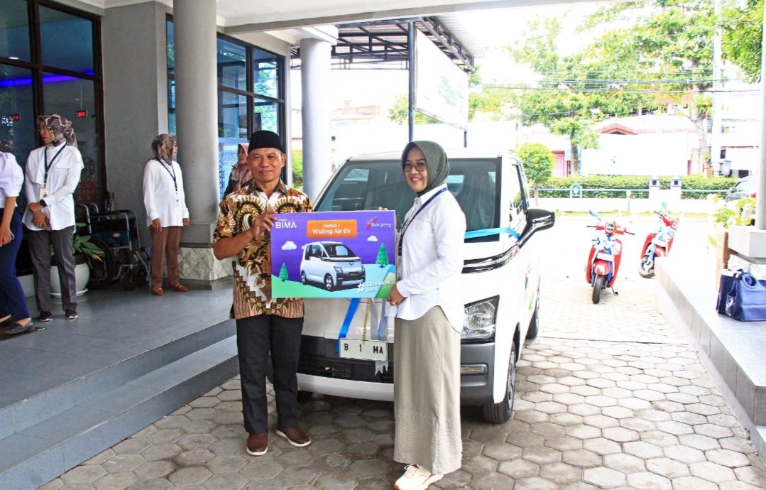 BERUNTUNG: Pemimpin Bank Jateng Cabang Rembang Eviek Susandari (kanan) menyerahkan mobil pemenang hadiah I Wuling Air Ev kepada Wakil DPRD Rembang Supriyadi Eko Pratomo.