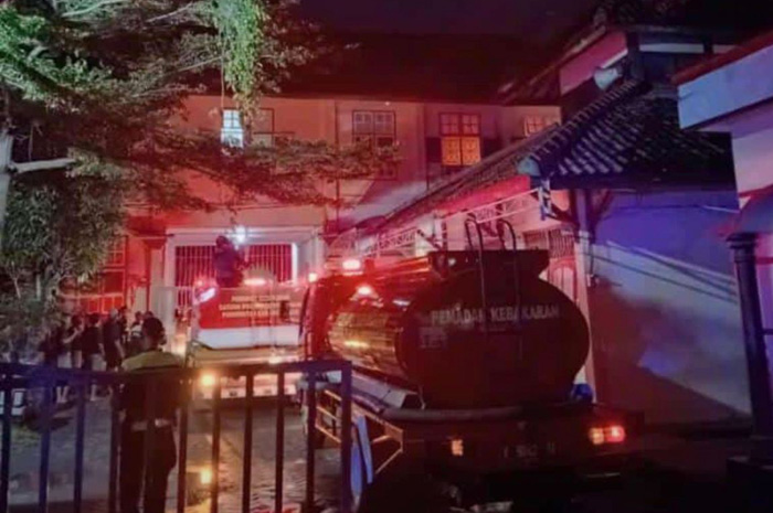 TERBAKAR: Salah satu ruangan lantaik dua di SMAN 1 Purwodadi terbakar pada pukul 00.46 WIB pada Selasa (14/1).