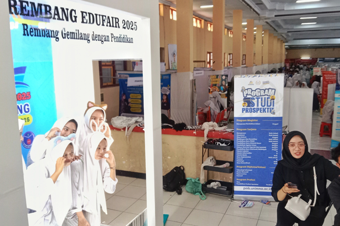 ANTUSIAS: Para siswa menghadiri edufair yang dilaksanakan di Balai Kartini, Rembang kemarin.