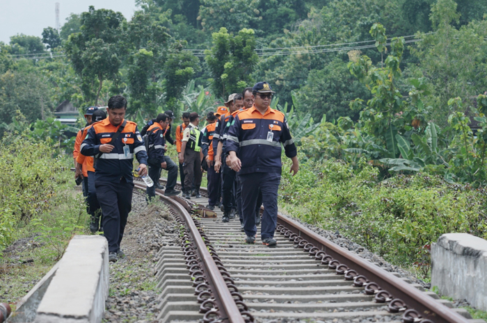 DITINGKATKAN: Petugas KAI Daop 4 Semarang saat melakukan peningkatan dan pemeriksaan prasarana di Jalur Kereta Api Gundih-Gambringan.