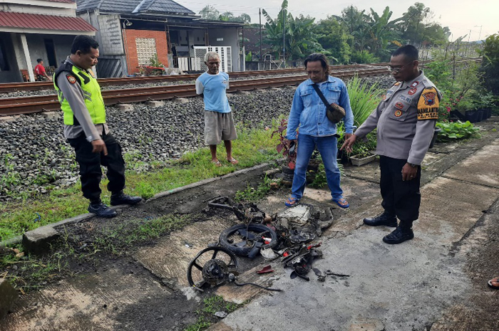 REMUK: Kondisi sepeda motor Scoopy yang ditabrak KA Agro Bromo di Jalur Sedadi-Ngrombo Desa Depok, Kecamatan Toroh, Grobogan.