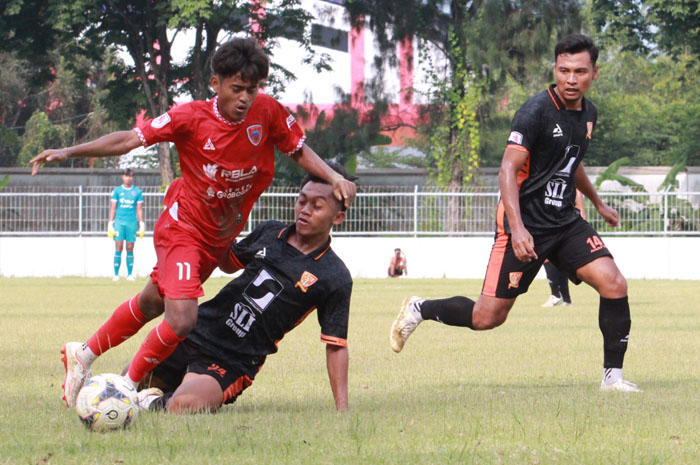 BEREBUT BOLA: Pemain Persipur Purwodadi bersama PSIR Rembang berebut bola dalam kejuaraan Liga 4 Asprov PSSI Jawa Tengah di lapangan stadion Krida Bhakti Purwodadi, Rabu (15/1).
