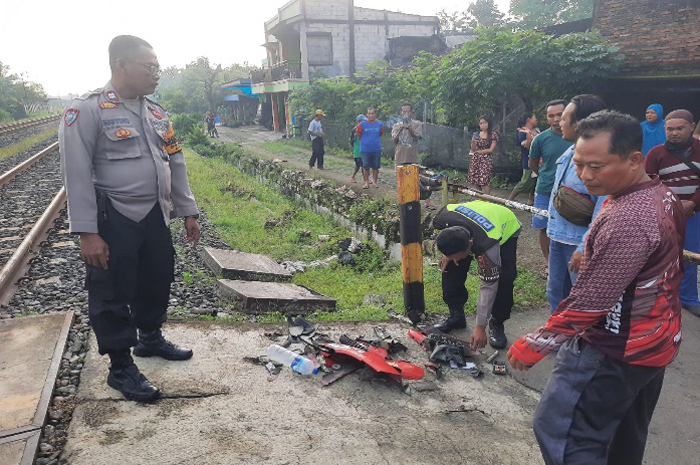 REMUK: Kondisi sepeda motor Scoopy yang ditabrak KA Agro Bromo di Jalur Sedadi-Ngrombo Desa Depok, Kecamatan Toroh, Grobogan.
