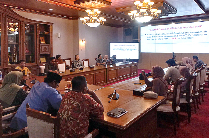 HASIL PENGHITUNGAN: Suasana diskusi dampak ditetapkannya UMSK 2025 di Command Center Setda Jepara, Kamis (16/1).