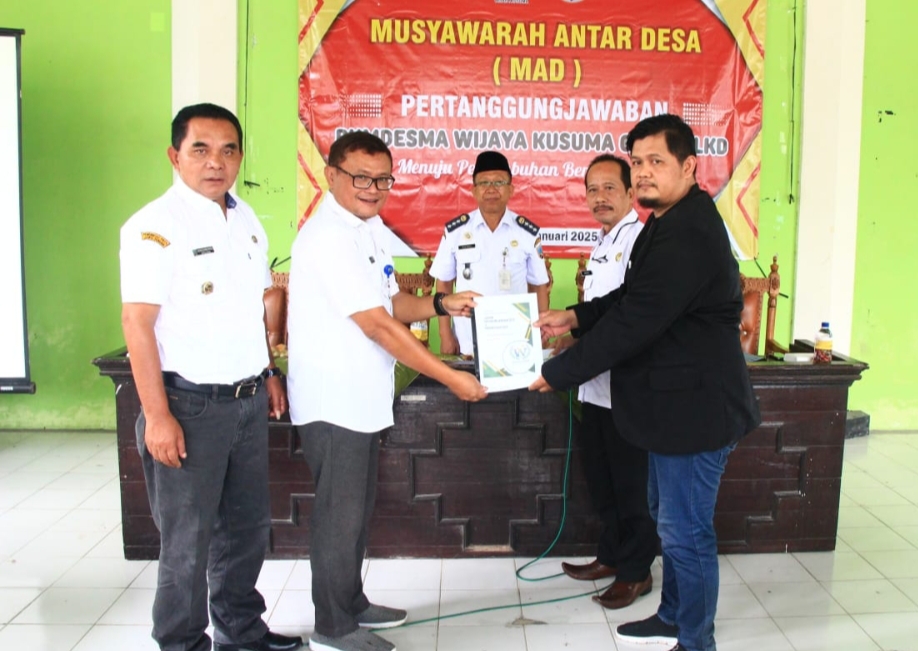LAPORAN: Direktur Bumdesma Wijaya Kusuma sampaikan pertanggungjawaban di hadapan perwakilan Dinpermades didampingi Camat, Dewan Pengawas dan Dewan Penasehat baru-baru ini.