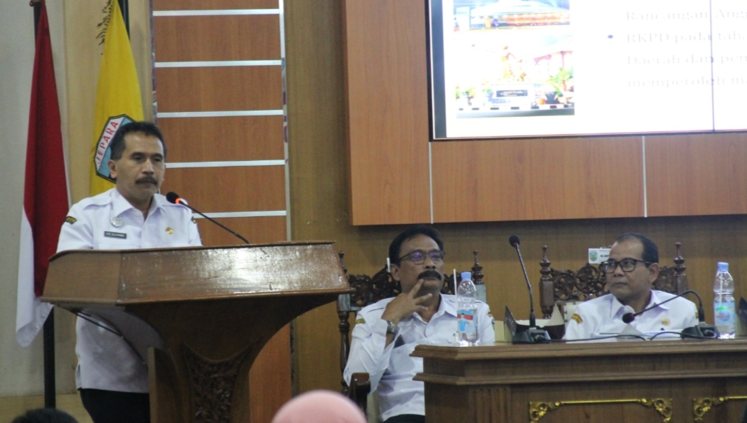 DIALOG: Suasana konsultasi publik terkait dengan rancangan awal RKPD di Gedung Shima baru-baru ini.