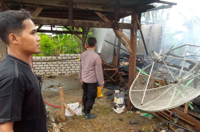 LUDES: Petugas dan warga berada di rumah Hariadi, warga Ngasinan, Kragan yang ludes terbakar, Kamis (16/1).
