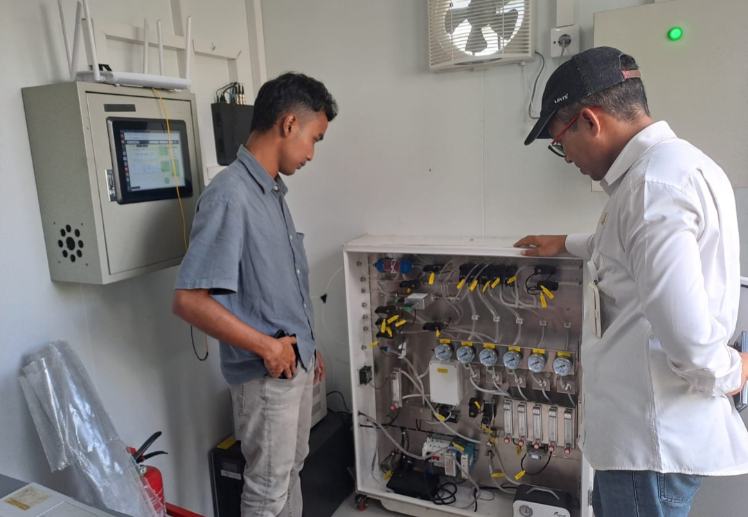 CEK KENDALA: Kepala DLH Rembang, Ika Himawan Affandi saat mengecek lokasi peralatan SPKUA Rembang di belakang Dintanpan.
