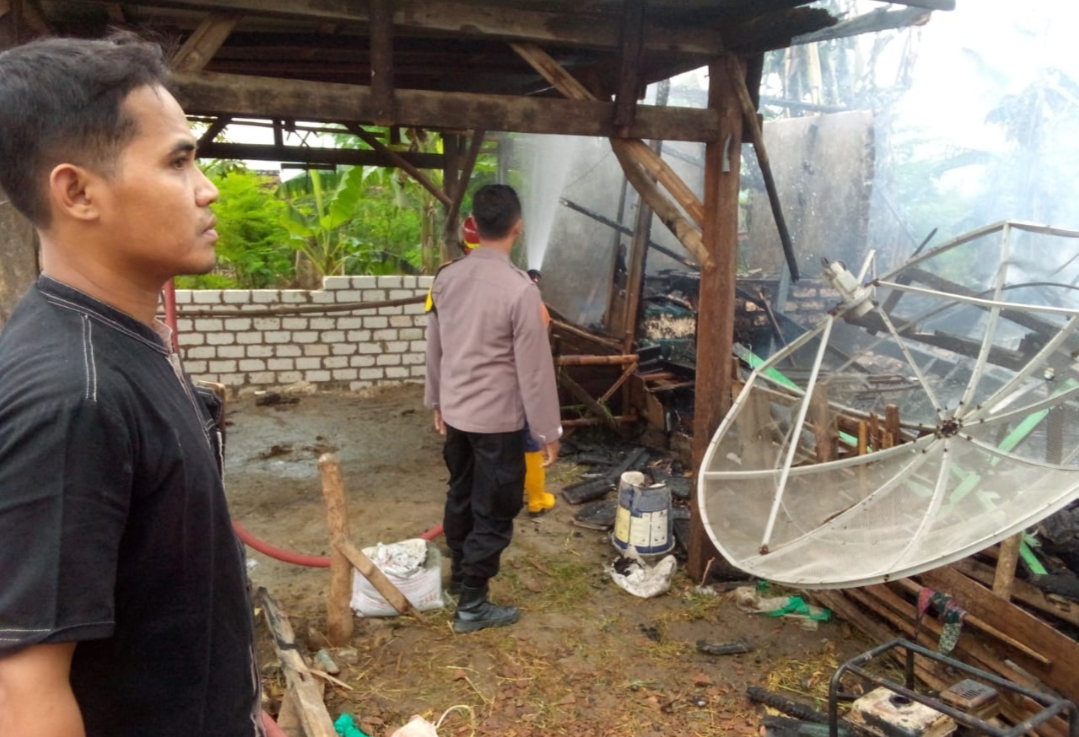 Kebakaran hebat melanda rumah Hariadi, warga Desa Ngasinan, Kecamatan Kragan, Rembang pada Kamis (16/1) pukul 09.00 WIB.