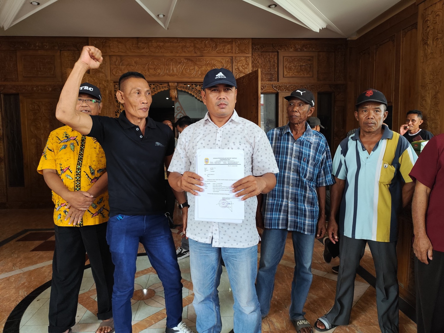 BERKUMPUL: Warga Dengkek bersama pihak legislatif dan eksekutif Pati beraudiensi di Gedung DPRD Pati pada Jumat, 17 Januari 2025.