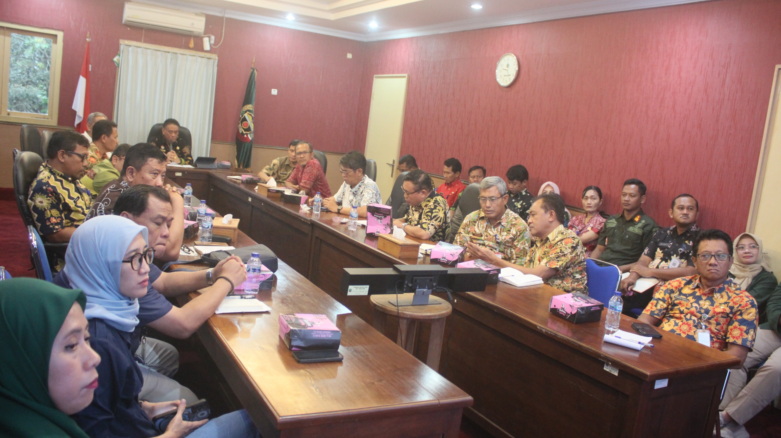 RAPAT: Sekda Blora Komang Gede Irawadi saat memimpin acara persiapan perayaan satu abad Pramoedya Ananta Toer.
