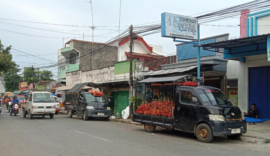 TERTIBKAN: Pedagang buah di depan Pasar Rembang kembali ditertibkan oleh petugas Satuan Polisi Pamong Praja (Satpol PP) Rembang.