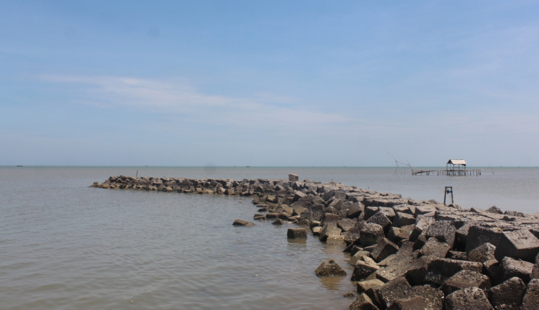 GANAS TERIK: Kondisi sea wall di Pantai 1000 Ranting, Kecamatan Kedung.