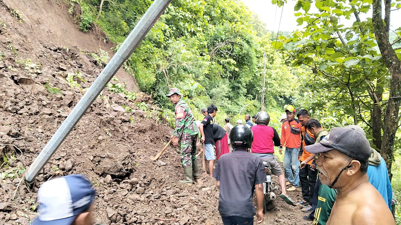 LONGSOR: Tim Destana Rahtawu, relawan, Pemerintah Desa Rahtawu, Polsek Gebog, Koramil Gebog, dan BPBD beserta masyarakat bekerjasama menangani bencana alam tanah longsor.