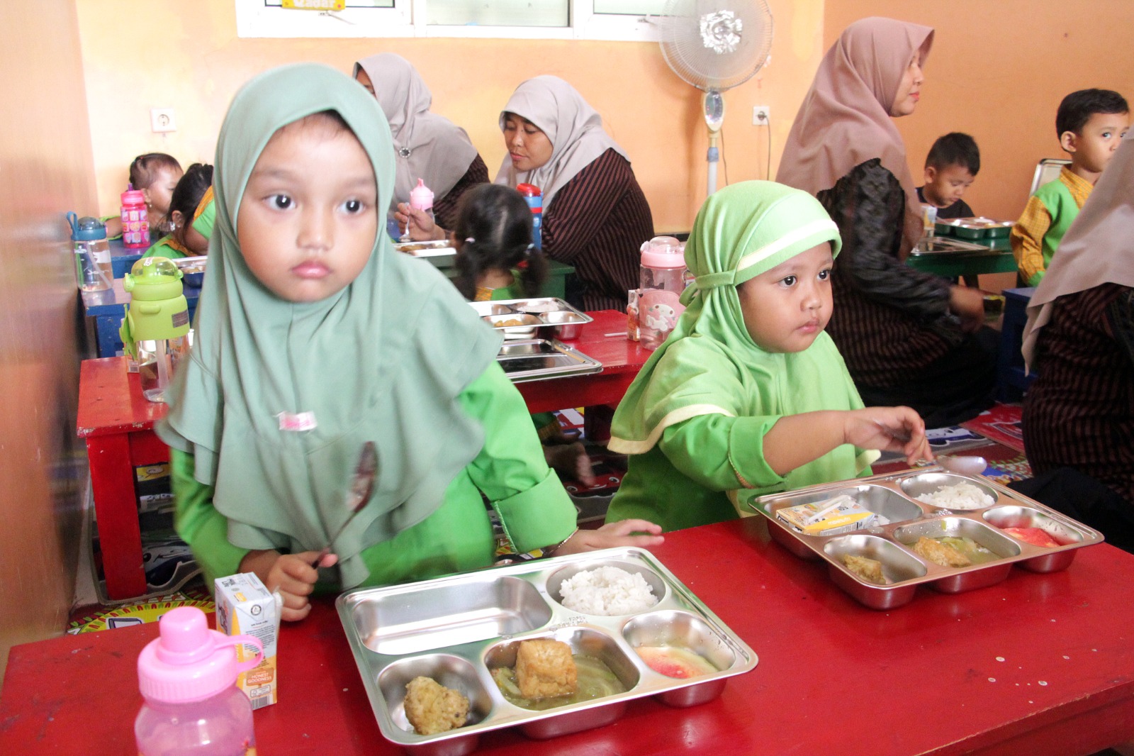 ANTUSIAS: Salah satu siswa mengikuti uji coba makan bergizi gratis (MBG) di sebuah sekolah di Kudus belum lama ini.