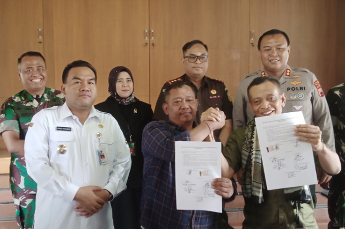 SEPAKAT: Ketua MPC Pemuda Pancasila Blora, Munaji (depan paling kanan) dan Ketua GRIB Jaya Blora, Sugiyanto (depan nomor 2 dari kanan) saat menandatangani pernyataan damai.