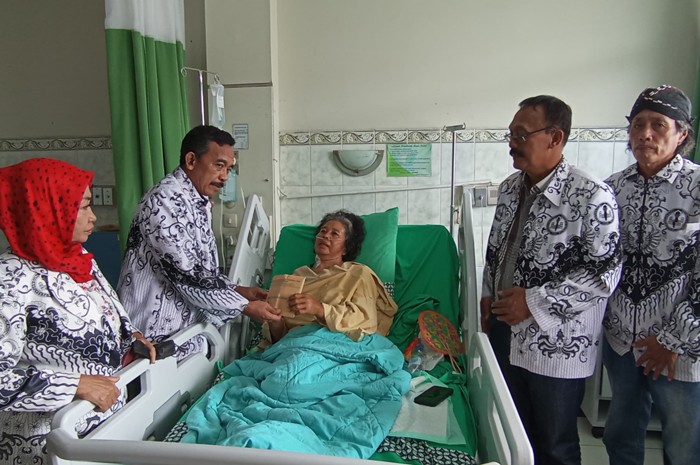 PEDULI: Seorang Guru SDN 1 Banyumanis Amini yang dirawat intensif di RS Moewardi Solo mendapat besukan dari PGRI Kabupaten Jepara baru-baru ini.
