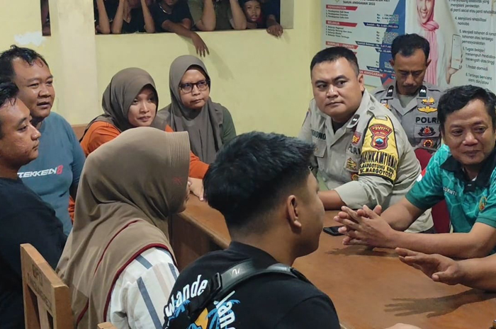 TUNTUT MUNDUR: Warga Desa Tanjungrejo, Margoyoso, Pati, berkumpul di balai desa setempat kemarin malam.