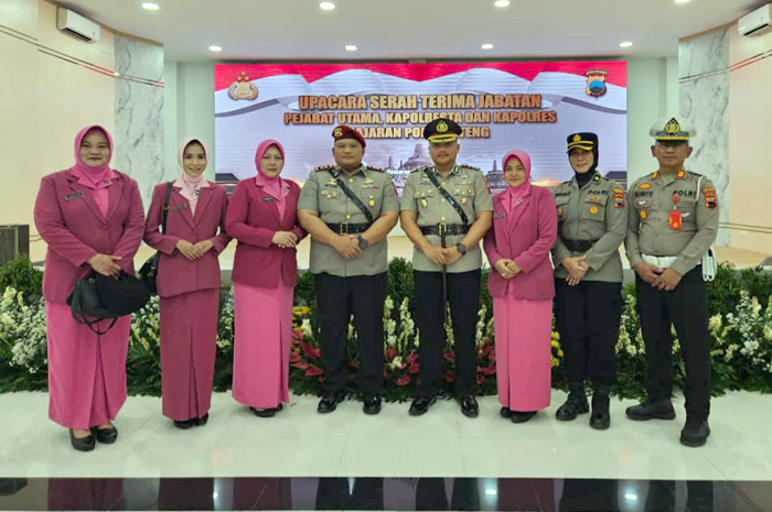 EMBAN AMANAH: AKBP Suryadi bersama AKBP Dhanang Bagus Anggoro didampingi istri usai sertijab di Gedung Borobudur Mapolda Jateng, Jumat lalu (17/1).