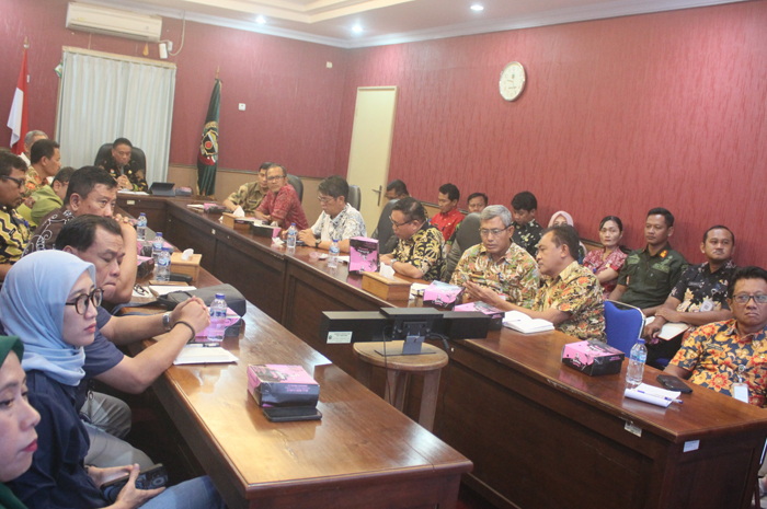 RAPAT: Sekda Blora Komang Gede Irawadi saat memimpin acara persiapan perayaan satu abad Pramoedya Ananta Toer.