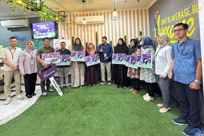 BAHAGIA: Pemimpin Bank Jateng Jepara Pramudjianto (tengah) menyerahkan hadiah undian Tabungan Bima Periode I 2024 kepada nasabah yang beruntung kemarin.