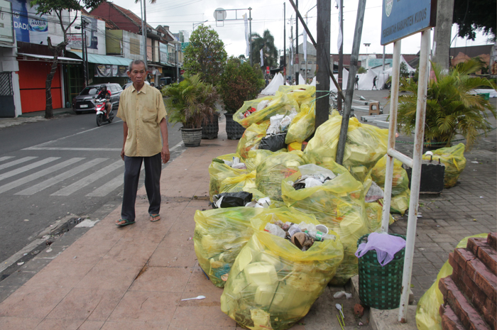 KUDUS DARURAT SAMPAH: Sampah menumpuk di sekitar Taman Menara yang merupakan tengah Kota Kudus kemarin.