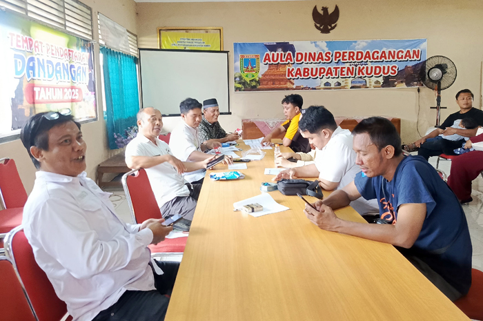 LAYANI PENDAFTAR: Petugas Dinas Perdagangan Kudus melayani pendaftaran pedagang lapak dandangan di kantornya kemarin.