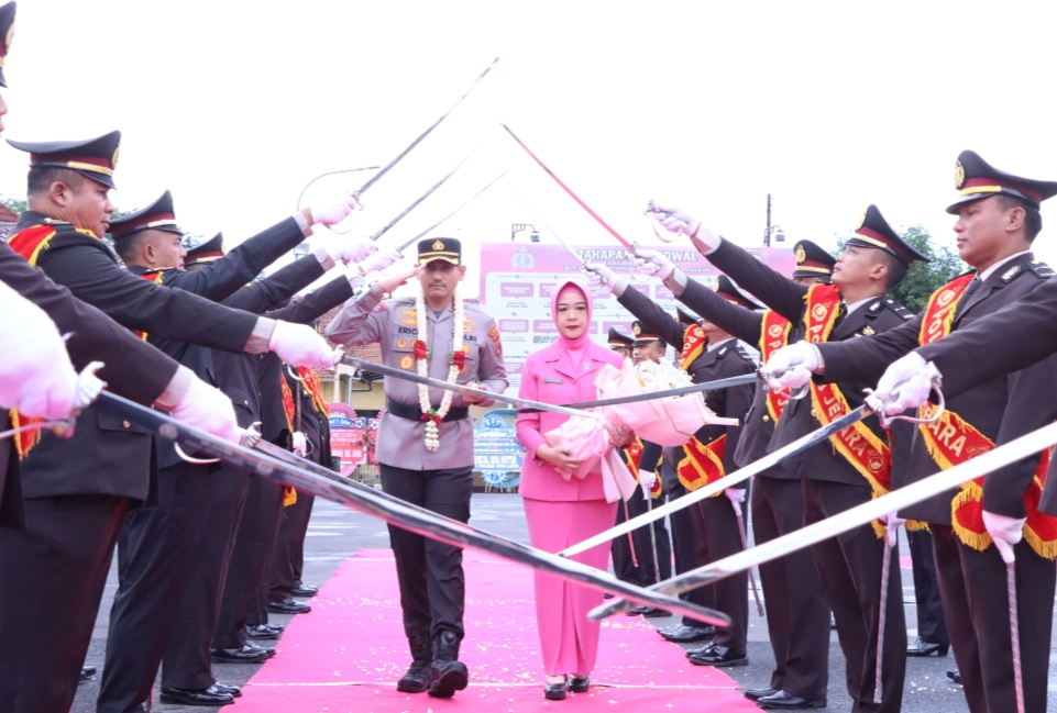 UPACARA: Upacara pedang pora mewarnai pergantian jabatan Kepolisian Resor (Polres) Jepara dari Kapolres Jepara AKBP Wahyu Nugroho Setyawan resmi beralih ke AKBP Erick Budi Santoso, Senin (20/1).