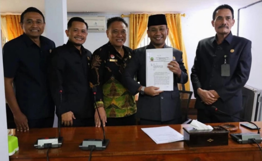 SEPAKAT: Ketua DPRD Kabupaten Blora Mustopa (dua dari kanan) saat menyetujui permohonan Judicial Review Undang-Undang (UU) Nomor 1 Tahun 2022 tentang hubungan keuangan pemerintah pusat dan daerah.