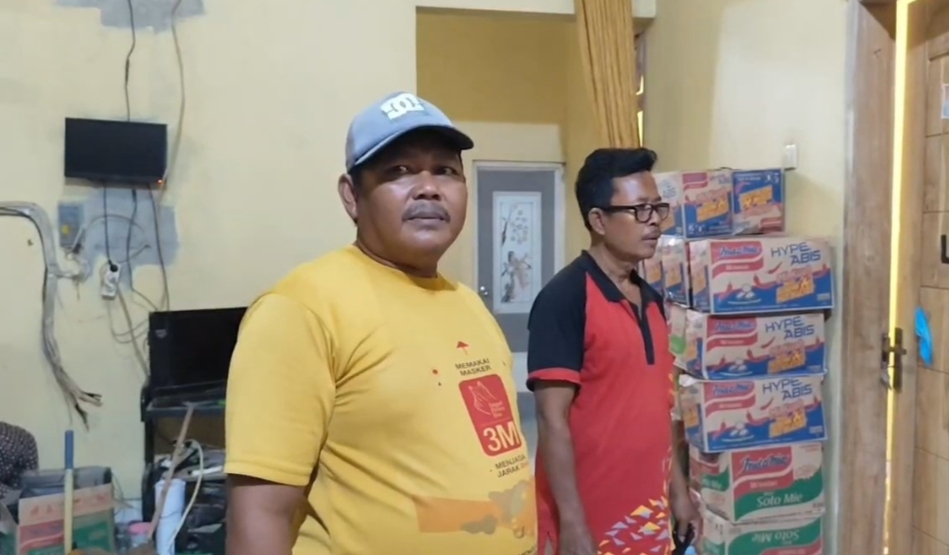 TKP: Keluarga korban menunjukkan lokasi perampokan di Desa Kedungwinong, Sukolilo.