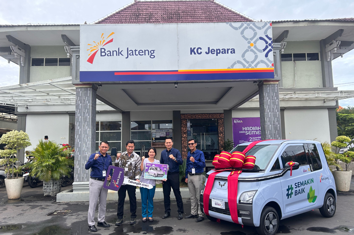 BAHAGIA: Pemimpin Bank Jateng Jepara Pramudjianto (kiri) menyerahkan satu unit mobil listrik Wuling Air EV dari Undian Tabungan Bima Periode I 2024 kepada nasabah yang beruntung.