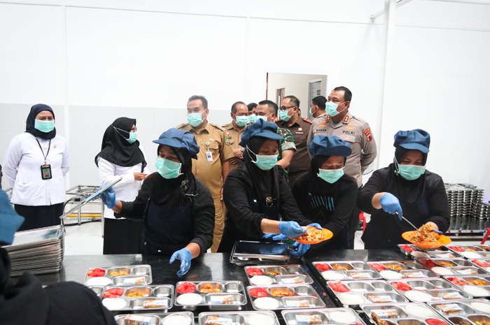 CEK DAPUR MBG: Bupati Blora Arief Rohman yang mengunjungi dapur umum untuk program MBG belum lama ini.