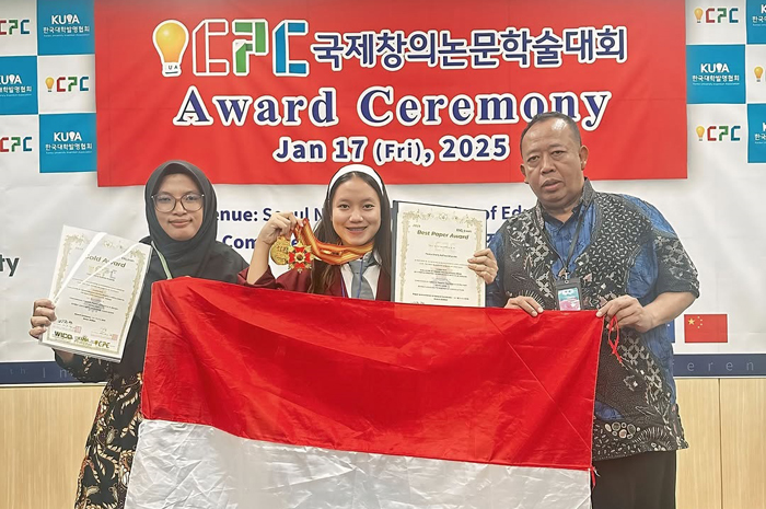 MEMBANGGAKAN: Flonia Sherly Nafissa Ariyanto (tengah) bersama guru pembimbing SMAN 1 Kayen, Pati, mendapat gold medal & best paper International Creative Papers Conference & Olympics (ICPC) di Seoul.