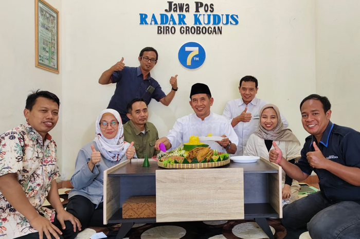 SOLID: Direktur Jawa Pos Radar Kudus Baehaqi saat memberikan potongan tumpeng pertama kepada Kepala Biro Grobogan Sirojul Munir saat merayakan HUT ke-7 Biro Grobogan kemarin.
