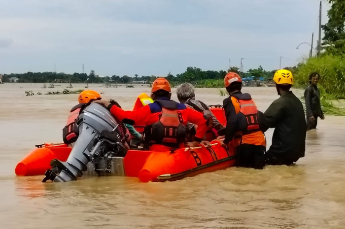 EVAKUASI WARGA: Anggota Polres Grobogan bersama BPBD Grobogan melakukan evakuasi kepada warga terdampak banjir di Desa Papanrejo, Kecamatan Gubug karena tergenang air sampai 60 centimeter.
