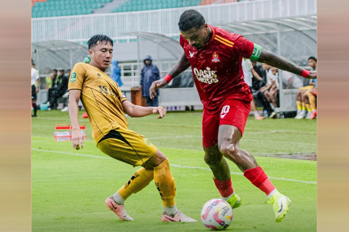 JALAN BERAT: Penggawa Persijap Jepara saling beradu dengan penggawa Bhayangkara Presisi FC di Stadion Pakansari Bogor dalam laga babak 8 besar Liga 2, Selasa (21/1).